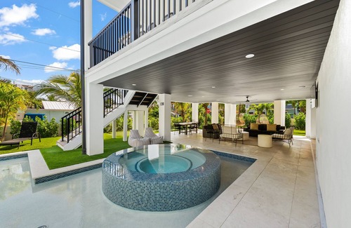 Bradenton Beach House | 10 Bedroom Home with Rooftop Deck, Pool, and Putting green! Close to Beach and S