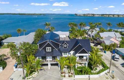 Bradenton Beach House | 10 Bedroom Home with Rooftop Deck, Pool, and Putting green! Close to Beach and S