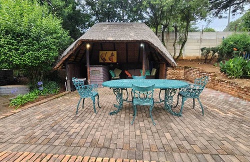 Fontainebleau House | 10-bedroom house in beautiful Randburg with WiFi , DSTV, NETFLIX each 500-600n