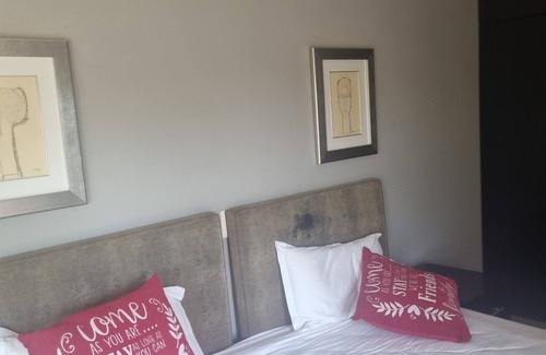 Fontainebleau House | 10-bedroom house in beautiful Randburg with WiFi , DSTV, NETFLIX each 500-600n