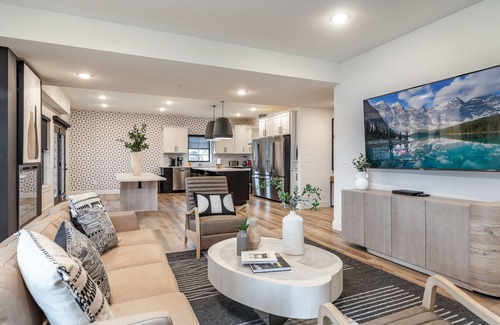 Hollister Cabin | 10 Bedroom w/PRIVATE Heated Pool - Hot Tub - Games