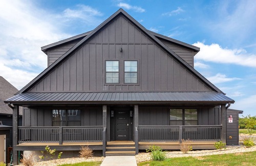Hollister Cabin | 10 Bedroom w/PRIVATE Heated Pool - Hot Tub - Games