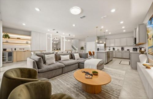 Four Corners House | 10 Bedrooms 8 Bathrooms Windsor Cay 15770 Cc