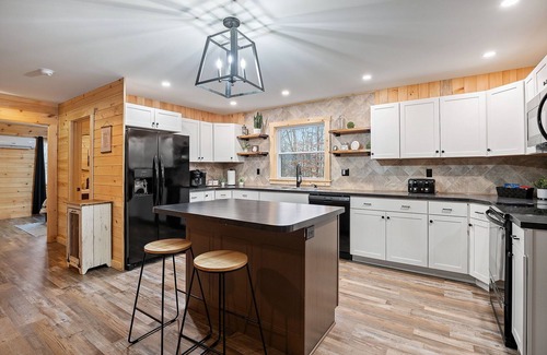 Orbisonia House | 10 beds, 30 min to Raystown - Secluded with Hot tub