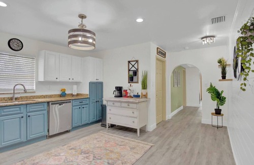 Tampa Heights House | 10 beds! Large home for groups & multiple families! PETS OK!