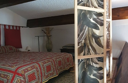 Arles Other | 10 kms from Arles in the countryside, 2 double bedrooms + 3 beds, air-conditioned swimming pool.