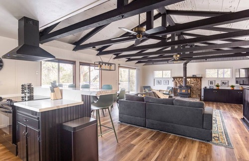 Kaweah House | 10 Mi Sequoia National Park Entrance, Deck w/View