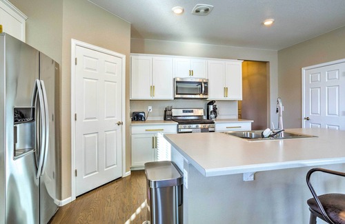 Aurora House | 10 Mi to DIA: Spacious Aurora House w/Yard!