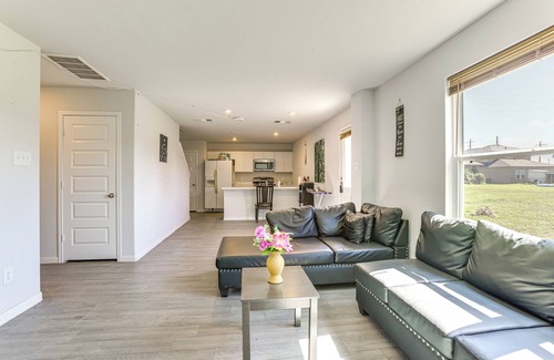 New Caney House | 10 Mi to Lake Houston: Retreat w/Backyard!