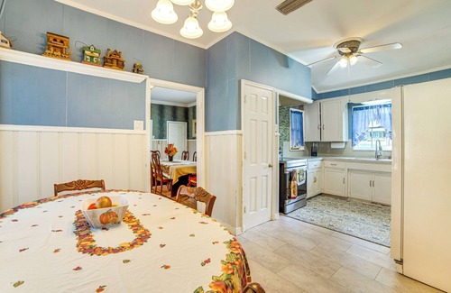 Flint Cottage | 10 Mi to Lake Palestine: Countryside Group Getaway