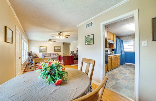 Flint Cottage | 10 Mi to Lake Palestine: Countryside Group Getaway