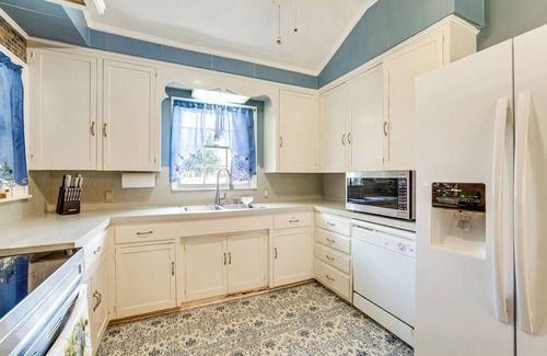 Flint Cottage | 10 Mi to Lake Palestine: Short Distance to Tyler!