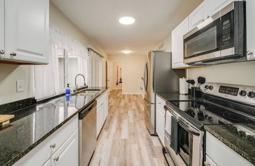 Grand Prairie House | 10 Mi to Six Flags: Pet- & Family-Friendly Retreat