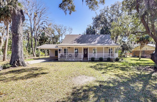 Country Club Estates House | 10 Mi to St Simons Island: Home w/Screened Porch