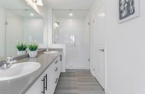 Niagara Falls Villa | 10 min drive from Niagara Falls -Luxury 4BR Villa