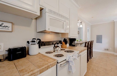 Eau Claire House | 10 Min from Downtown Columbia - The Ronnie Runner