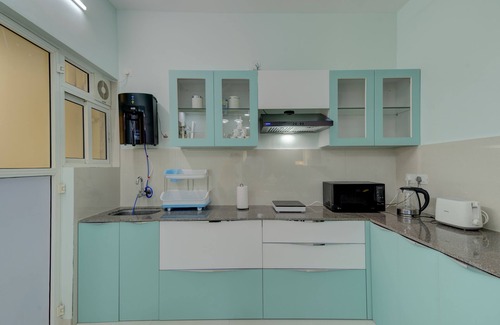 Chicalim Apartment | 10 min from GOI airport! Family sized apartment w/deck. Pool. Sauna. Wi-Fi.