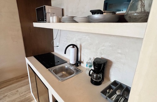 La Veleta Hotel | 10 min from the beach, 24 hrs security, concierge service.
