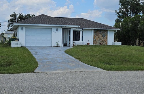 Englewood East House | 10 min. from the beach, pet-friendly, fenced yard.