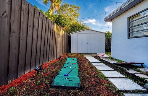 Sunset House | 10 min to Beach Stylish Villa Sleeps 12 with Pool, Game Room & Mini Golf