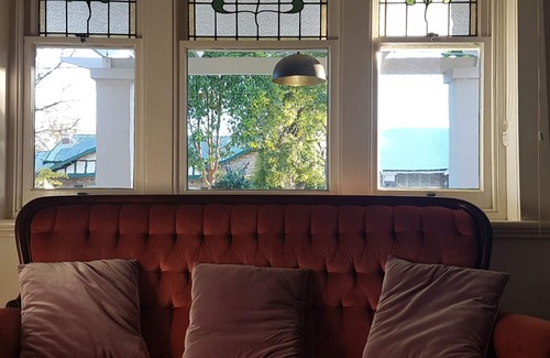 Prospect House | 10 min to CBD passing Adelaide Oval CBD. This is a Gentlemans bungalow