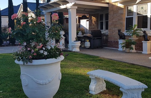 Prospect House | 10 min to CBD passing Adelaide Oval CBD. This is a Gentlemans bungalow
