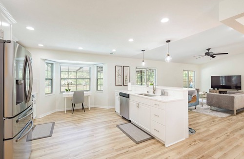 Clearwater House | 10 min to Clearwater Beach - Spacious - Large Salt Heated Pool - Family Friendly