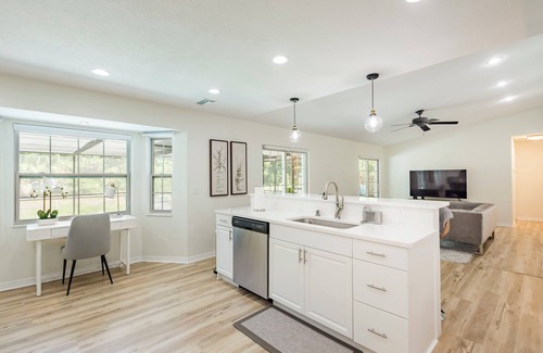 Clearwater House | 10 min to Clearwater Beach - Spacious - Large Salt Heated Pool - Family Friendly