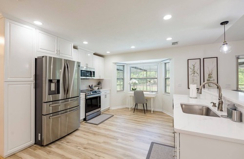 Clearwater House | 10 min to Clearwater Beach - Spacious - Large Salt Heated Pool - Family Friendly
