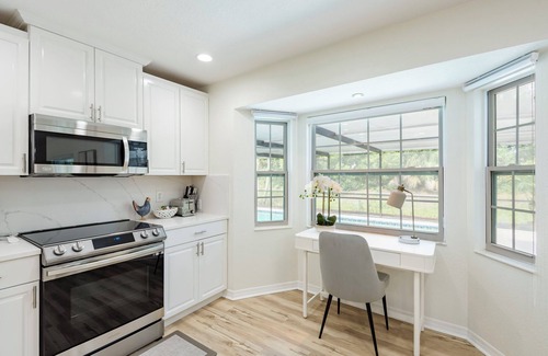 Clearwater House | 10 min to Clearwater Beach - Spacious - Large Salt Heated Pool - Family Friendly