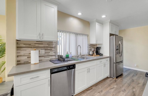 Fullerton House | 10 min to Disney - LA/OC Getaway - Pool - 4 BD 2BA