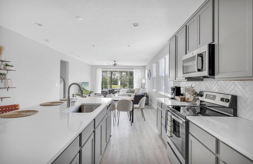 Doctors Inlet House | 10 Min to Doctors Lake and St. Johns River! Aqua Oasis Sleeps 10 and 2 King Bds