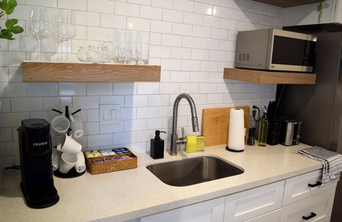 Greater East End House | 10 Min to Downtown - La Casita Blanca Retreat