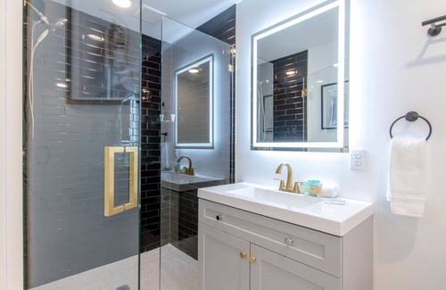 Woodbine House | 10 Min to Downtown- Large Patio- Basketball Game