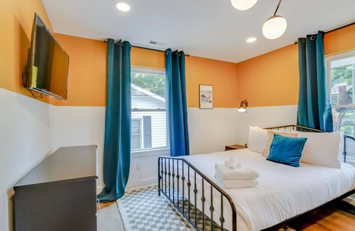 Woodbine House | 10 Min to Downtown- Large Patio- Basketball Game