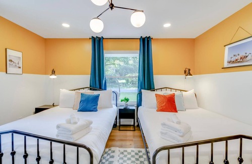 Woodbine House | 10 Min to Downtown- Large Patio- Basketball Game
