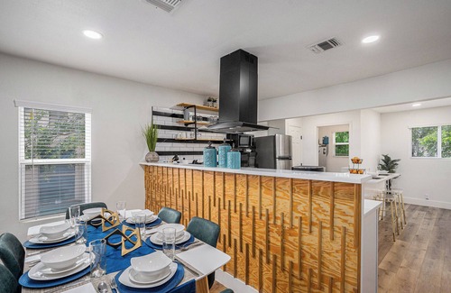 Edison House | 10 min to Downtown! Hideaway w/Mini Arcade, Fully Loaded Kitchen, 300 Mbps WiFi
