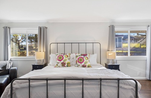 Windsor Other | 10 min to Healdsburg - Modern Farmhouse with Pool, Spa & Views