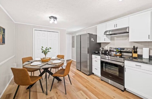 Summerlee House | 10 min to NRG Park with Private Deck, Movie Nights & Fire Pit