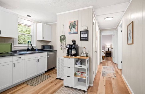 Summerlee House | 10 min to NRG Park with Private Deck, Movie Nights & Fire Pit