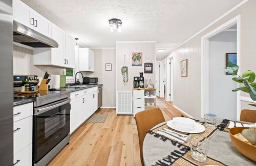 Summerlee House | 10 min to NRG Park with Private Deck, Movie Nights & Fire Pit
