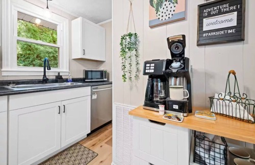 Summerlee House | 10 min to NRG Park with Private Deck, Movie Nights & Fire Pit