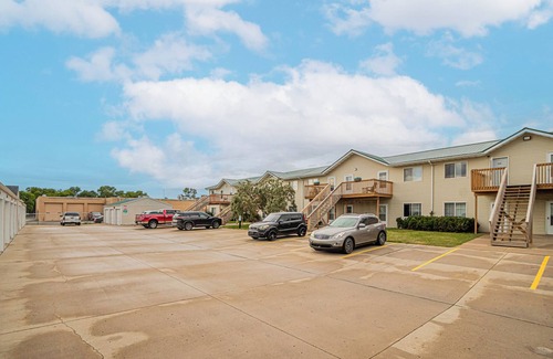 Fargo Apartment | 10 min to Sanford I Smart TV I Queen I Free Prking