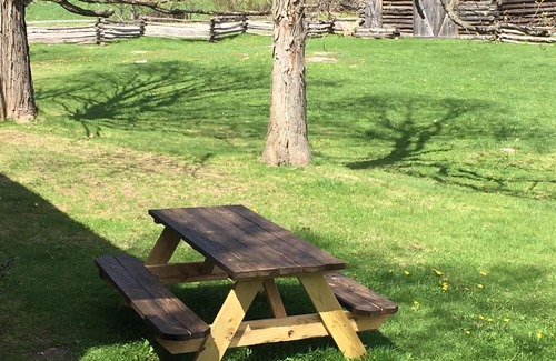 Durham Cabin | 10 MIN to WINDHAM CLASSIC 4BR LOG CABIN HUGE VIEWS New Deck New Hot Tub Fire Pit