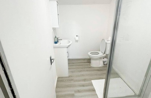 Earlsfield Apartment | 10 min train to central London C