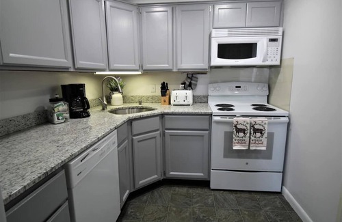Killington Condo | 10 min Walk or Free Shuttle to Snowshed Lift! 2BR/2 Bath @ Mt Green Resort