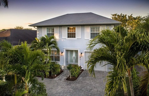 Naples Park House | 10 min walk to Beach, Spacious, Family Friendly,Resort Pool