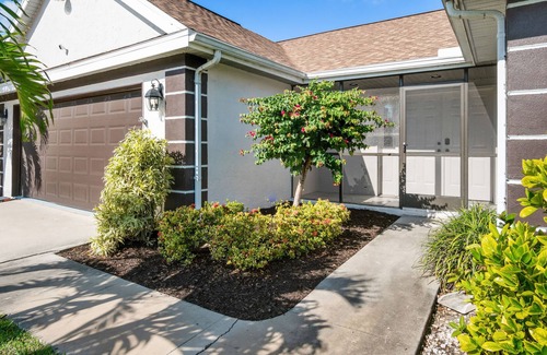 Palm River Estates House | 10 mins away from beach and Mercato/ The Heart of Naples