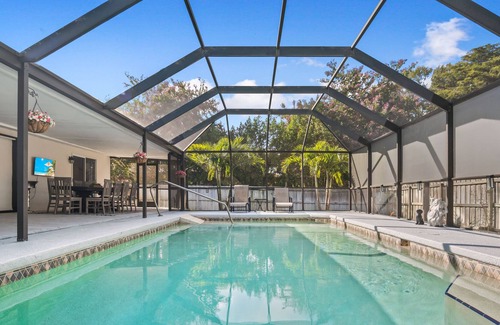 Palm River Estates House | 10 mins away from beach and Mercato/ The Heart of Naples