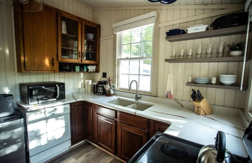 Elkton Cabin | 10 mins from Shenandoah National Park ~ Cozy Cabin